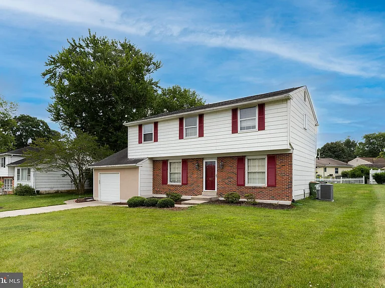 410 Woodlawn Ave — Photo 3