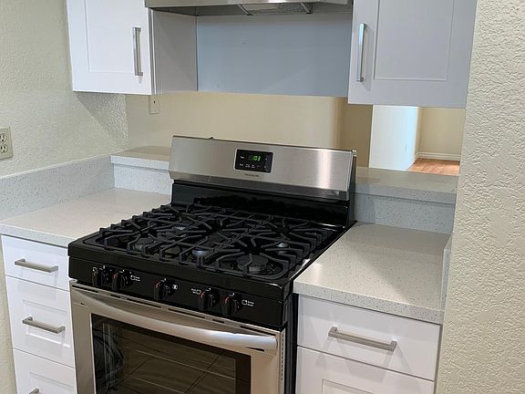 3rd image of 338 W Wilson Ave