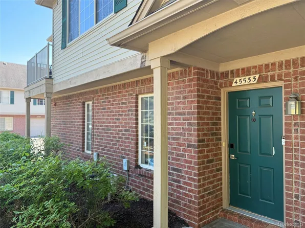 45533 Hidden View Ct, Utica, MI 48315