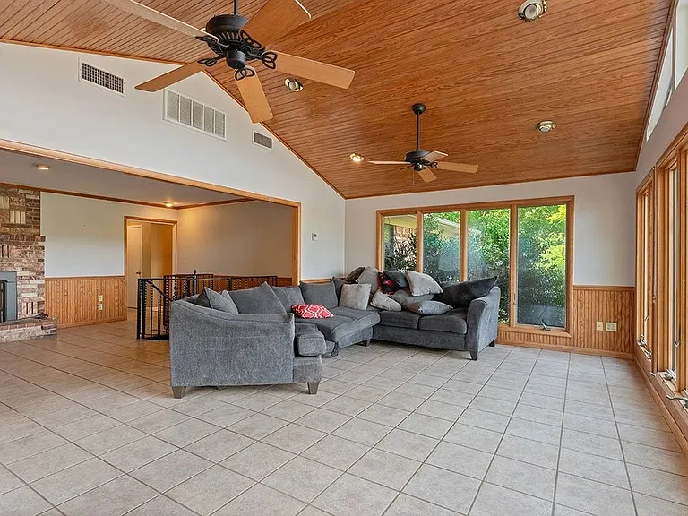 476 N Oliver Ave — Photo 6