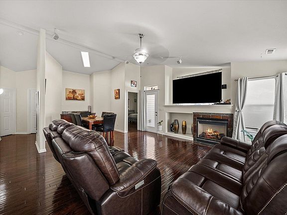 5th image of 1515 E Beacon Ln