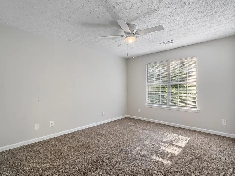 Salem Chase Apartments — Photo 8
