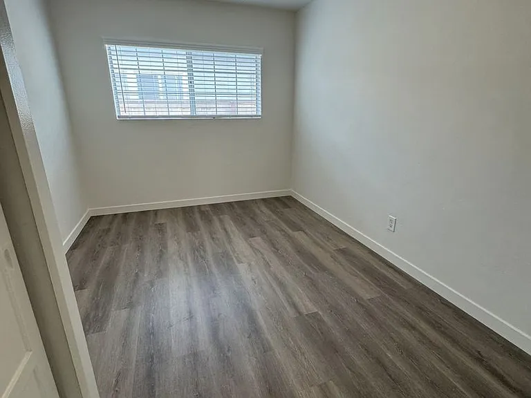 5058-68 Santa Monica Ave — Photo 19