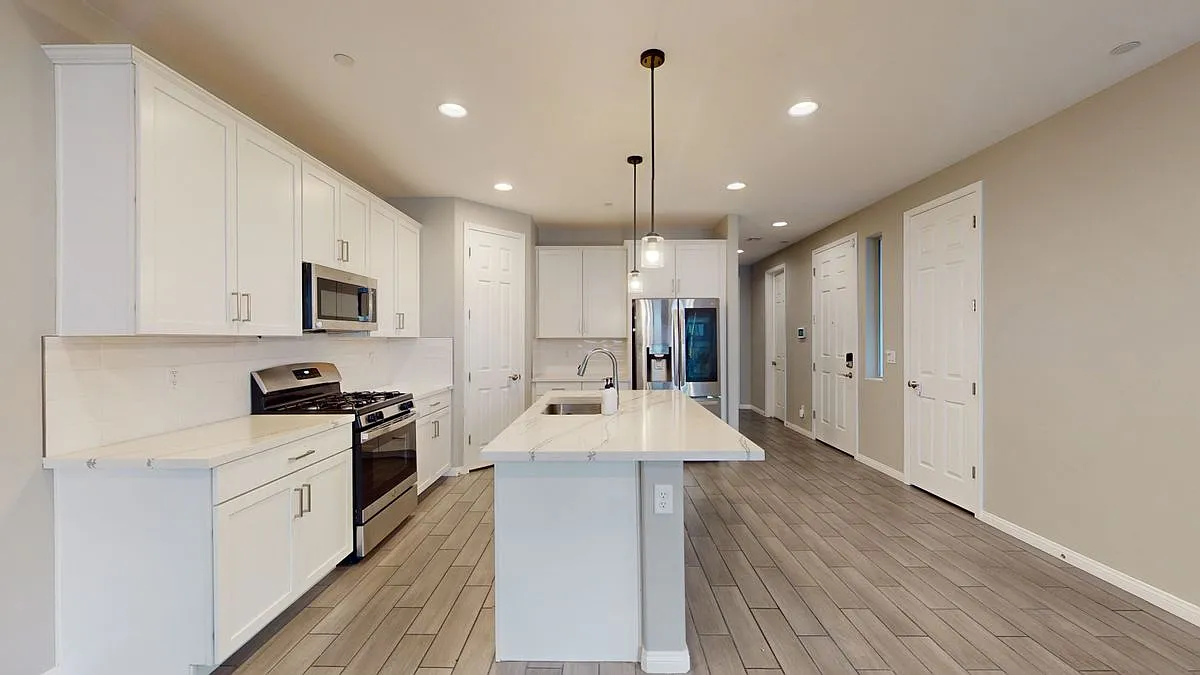 3 bed, 2.5 bath, 2167 sqft, $2,650 — Photo 3