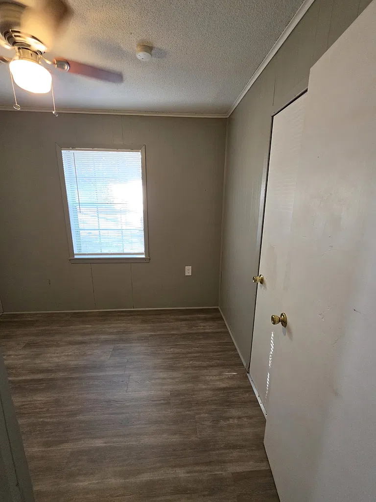 Charming 3-Bedroom House with Central Heat and Fenced Yard — Photo 4