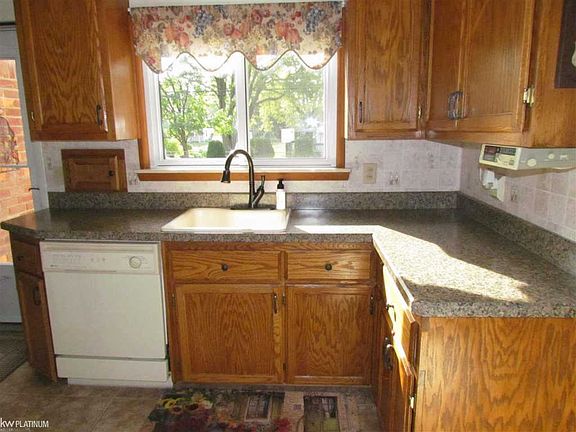 5th image of 19230 Rock St