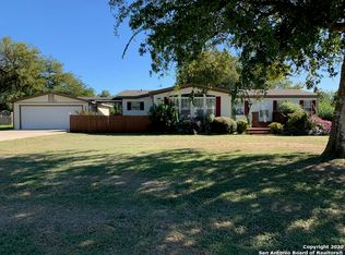 121 Royal Crest Cir, Seguin, TX 78155