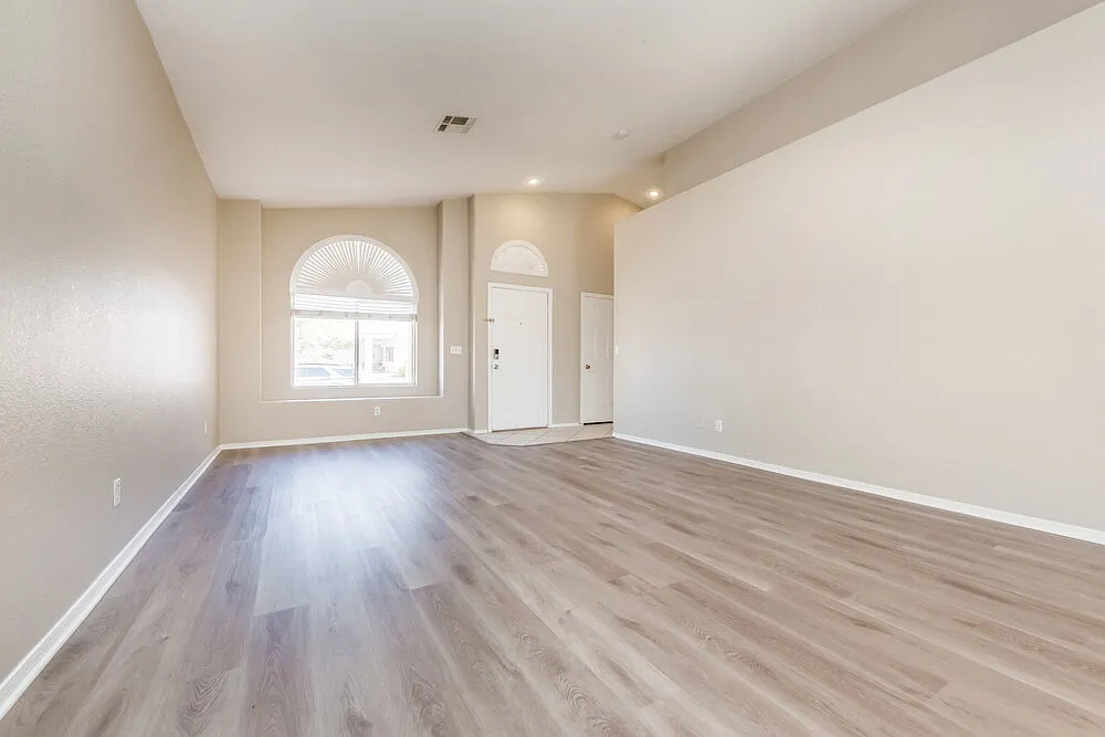 3 bed, 2.0 bath, 1651 sqft, $1,980 — Photo 4