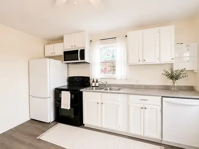 3 bed, 1.0 bath, 900 sqft, $2,195 — Photo 3