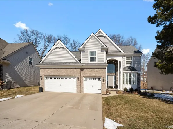 529 Napa Valley Dr, Milford, MI 48381