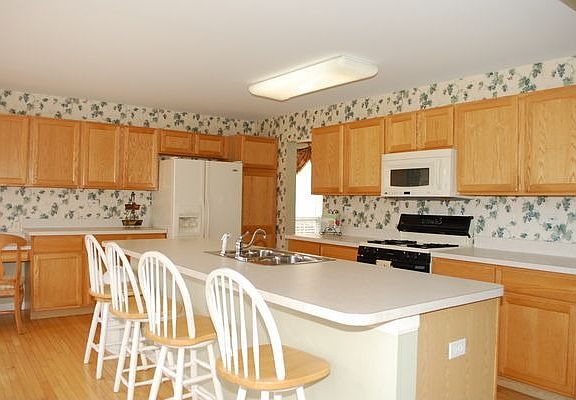 Spacious Kitchen w/Large Island