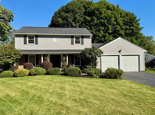 20 Chipping Rdg, Fairport, NY 14450