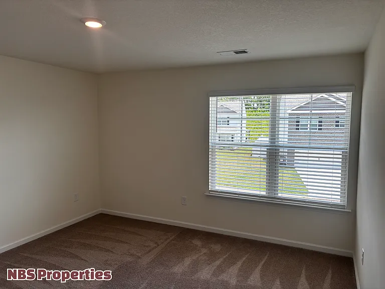 935 Utopia Ln — Photo 32