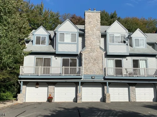 216 Woods Edge Dr, Succasunna, NJ 07876