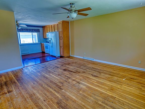 2nd image of 1611 W Oakglen Dr