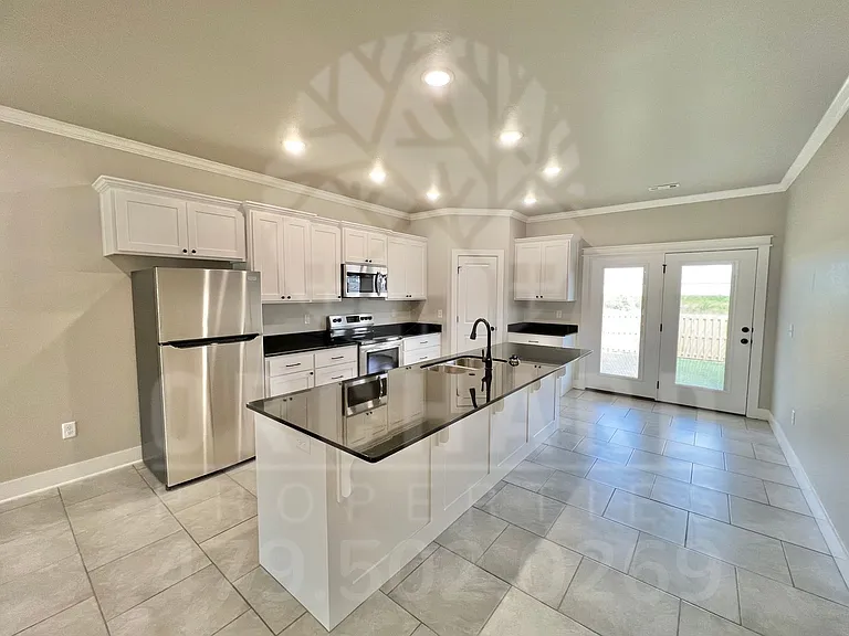 528 Bradford Dr — Photo 2