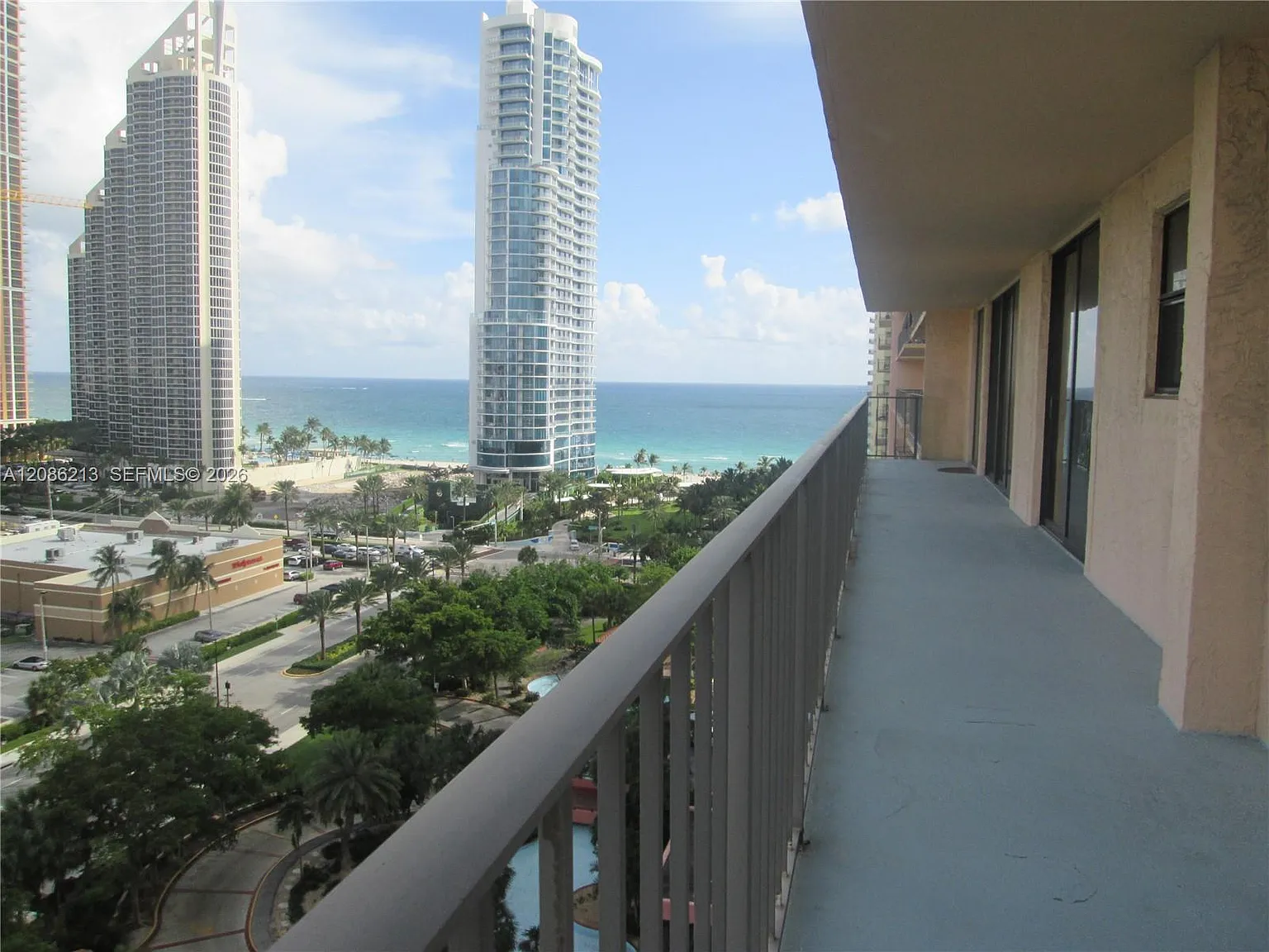 Winston Towers 600 Condo — Photo 3
