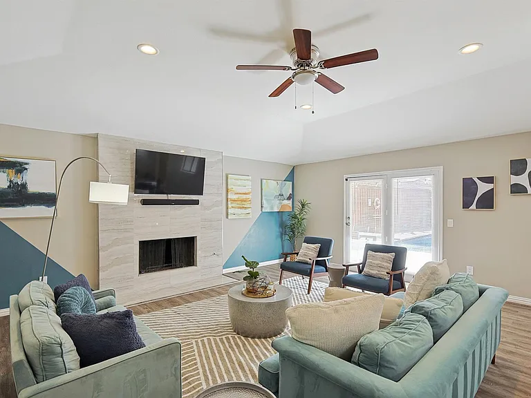 812 Green Brook Dr — Photo 3