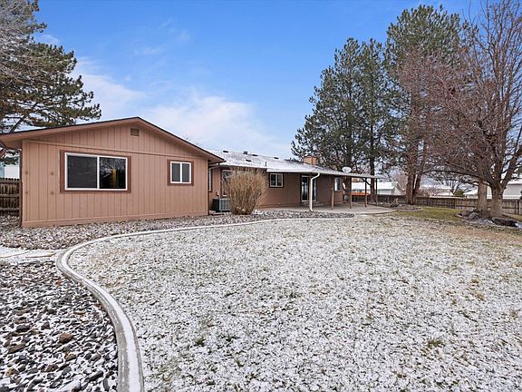 Huge backyard with great landscaping to enjoy!