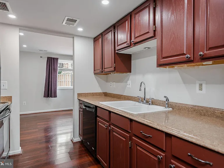 6324 Lightburn Ct — Photo 11