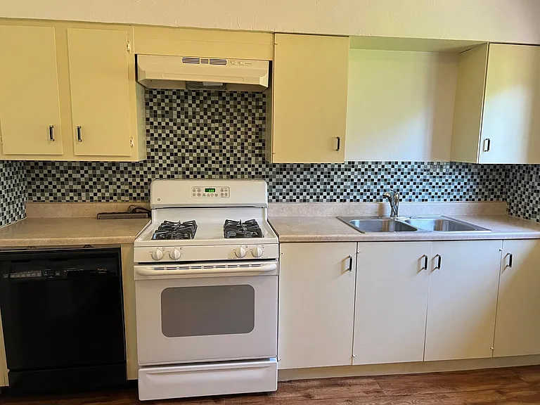 7204 NW 17th St — Photo 3