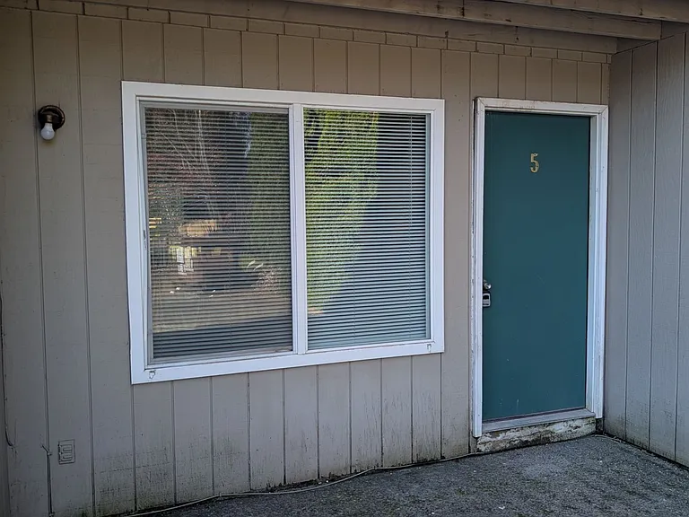 573 SE Walnut St — Photo 2