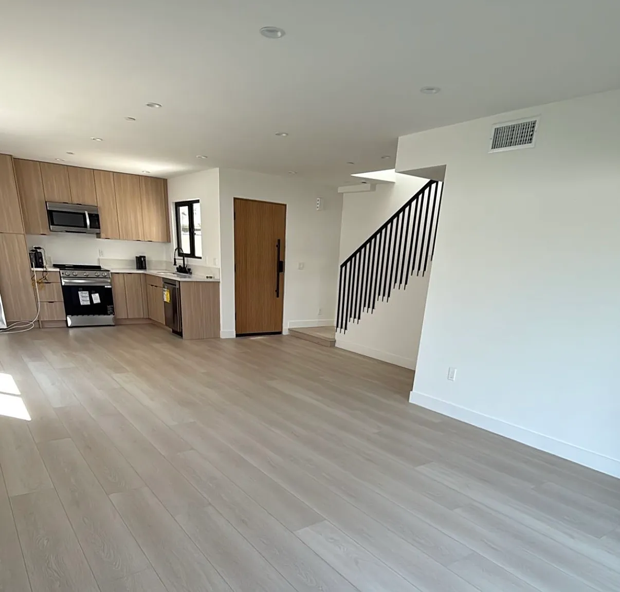 2 bed, 1100 sqft, $4,200 — Photo 2