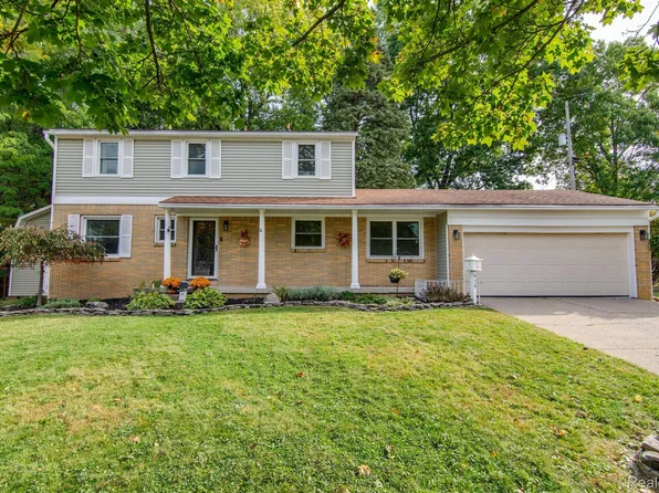 929 Iola Ct, Flushing, MI 48433