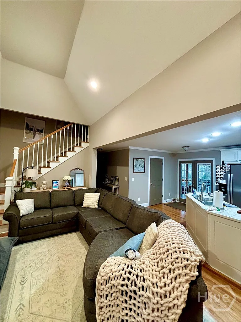 3 bed, 2.5 bath, 2517 sqft, $2,500 — Photo 3