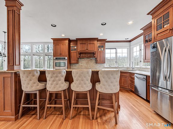 4th image of 553 Judd Rd