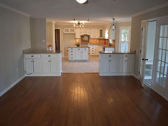 4th image of 958 Edgewater Dr