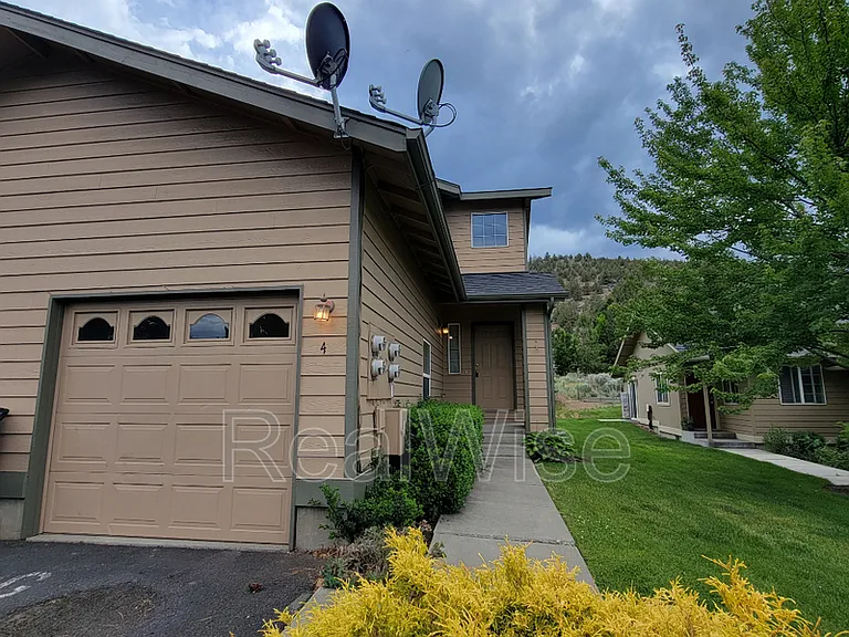 1952 NE Zachary Ct #4 — Photo 1
