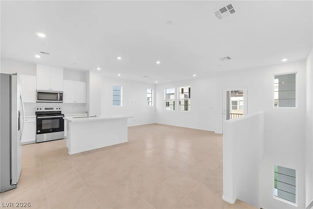 3 bed, 2.0 bath, 1364 sqft, $2,300 — Photo 2
