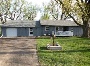 945 6th St, Windom, MN 56101