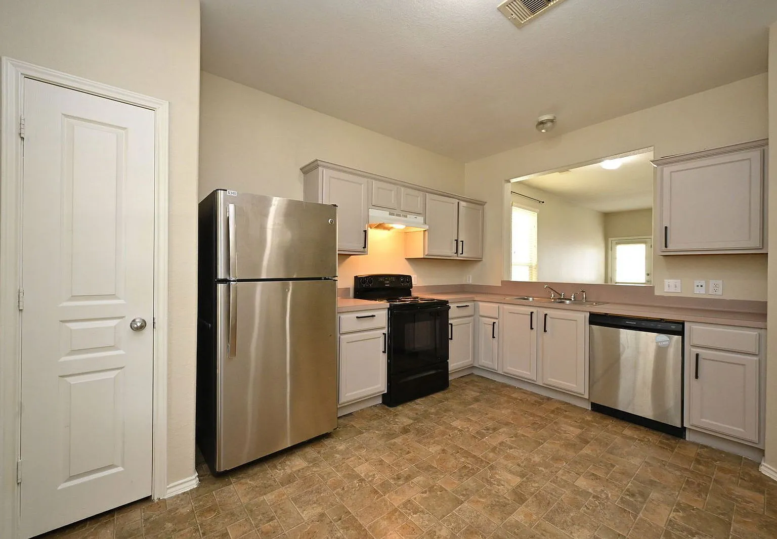 3 bed, 2.5 bath, 1440 sqft, $1,695 — Photo 3
