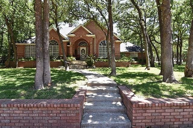 1st image of 801 Greenbriar Dr