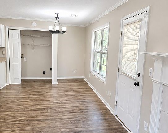 5th image of 393 Forest Park Dr