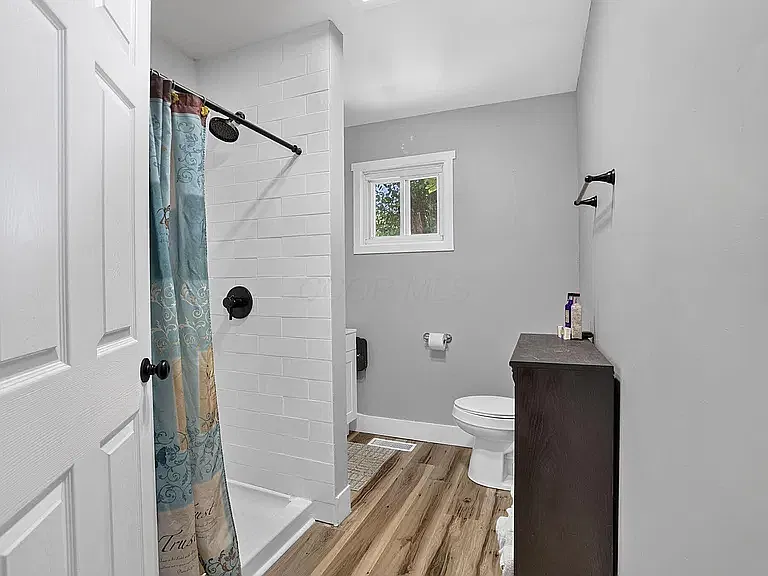 586 E Main St - 3 Bedroom — Photo 2