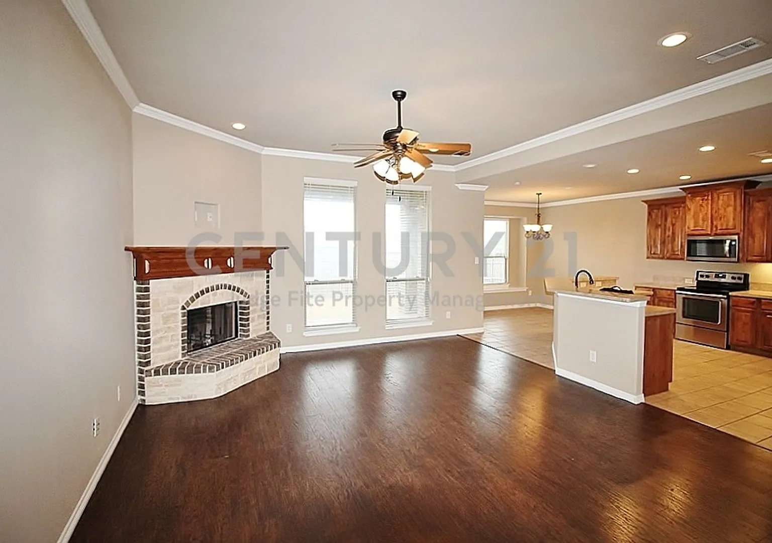Well Maintained 3/2/2 in Waxahachie's Settlers Glen For Rent! — Photo 4