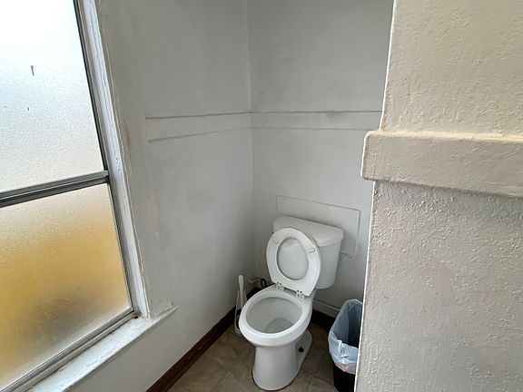 5th image of 610 E 54th St #17