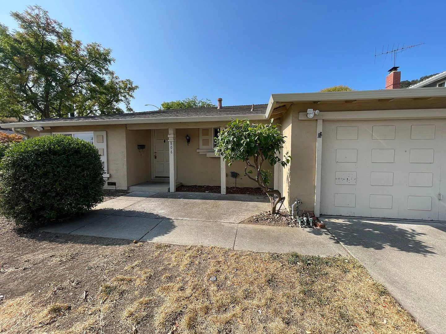 806 Foothill Dr photo 1