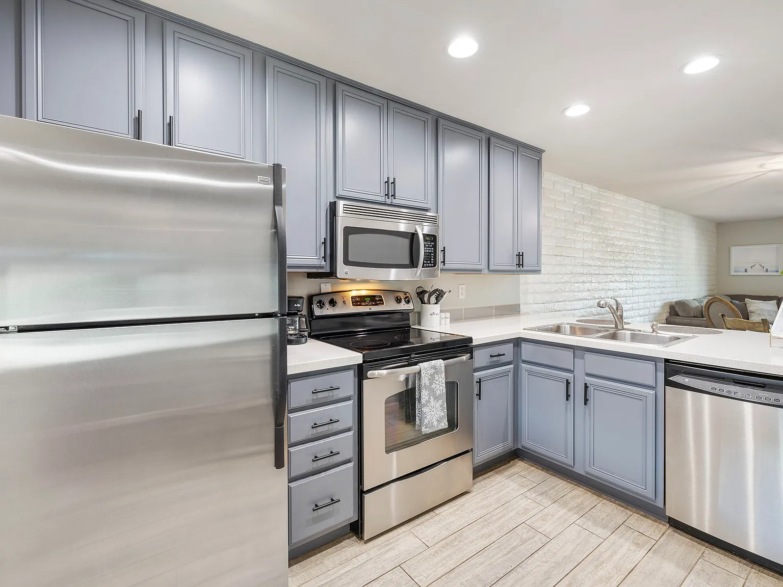 2 bed, 960 sqft, $2,100 — Photo 2