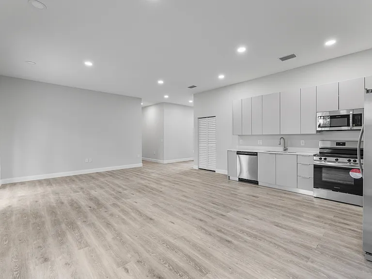 1051 Milwaukee Blvd — Photo 17