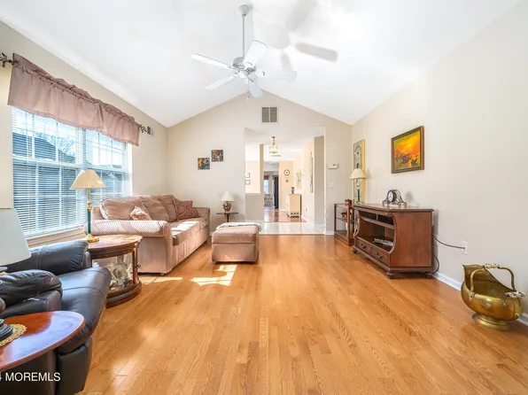 88 Skyline Drive, Lakewood, NJ 08701