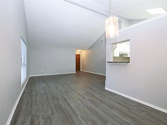 5th image of 2011 Highcrest Dr