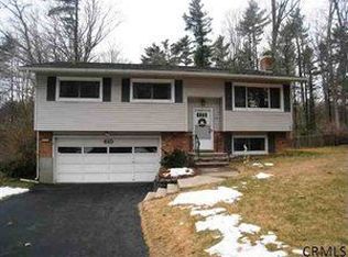 810 Trottingham Dr, Niskayuna, NY 12309