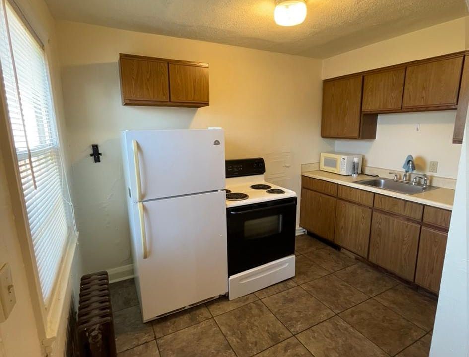 2nd image of 2105 Warren St #H