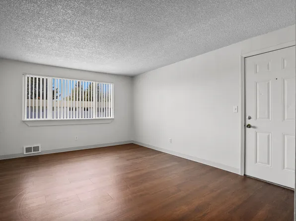 484-Parkway Apartments