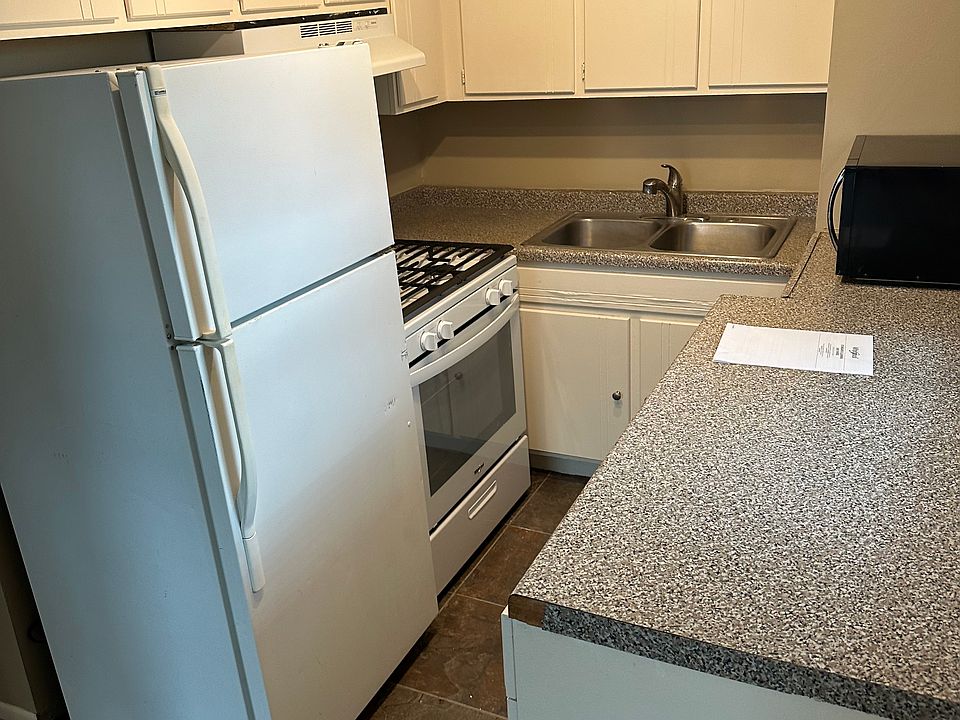 Kitchen: brand new oven/stove and light fixtures