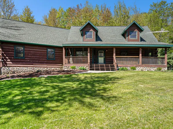 17543 112th Ave, Nunica, MI 49448